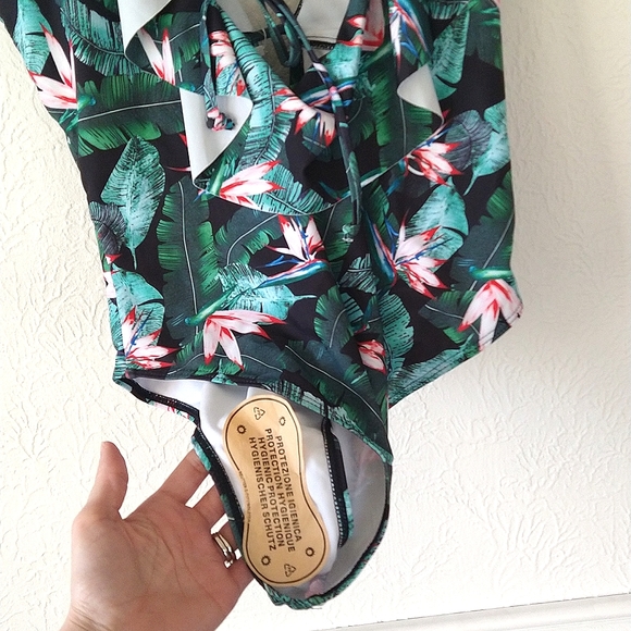 *NEW! Sporlike 1 piece swim suit, size M - Picture 5 of 7